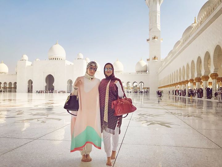 Cherchez l’erreur! AML à la Grande Mosquée d’Abu Dhabi. Je suis celle qui porte le sac rouge et pas de sous-vêtements :). Bon w-e!

A quick tour of Ab…