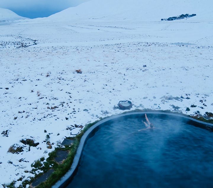 Le truc afin de pouvoir enfiler un maillot de bain dans une des vallées les plus enneigées et venteuses de la Planète, près du Cercle Arctique est sim…